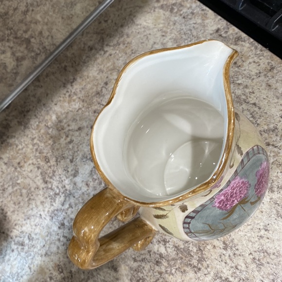 Gorgeous spring hydrangea pitcher hand painted - Picture 3 of 5